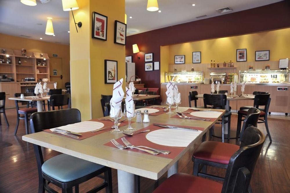 Travelodge Madrid Alcala De Henares Restaurant photo